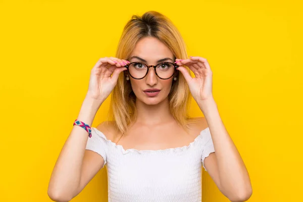 Mladá Blondýnka Izolované Žluté Stěně Brýlemi — Stock fotografie