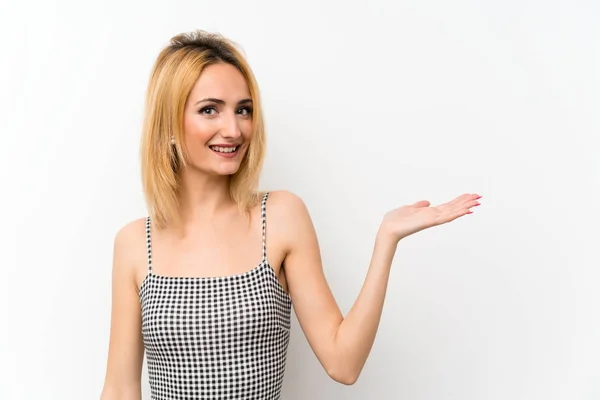 Jovem Loira Sobre Isolado Branco Segurando Copyspace Imaginário Palma Mão — Fotografia de Stock