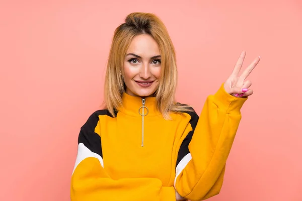 Mujer Rubia Joven Sobre Fondo Rosa Aislado Sonriendo Mostrando Signo — Foto de Stock