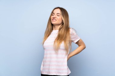 Soyutlanmış mavi bir geçmişi olan genç bir kadın gayret gösterdiği için sırt ağrısından muzdarip.