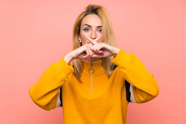 Giovane Donna Bionda Sfondo Rosa Isolato Mostrando Segno Silenzio Gesto — Foto Stock