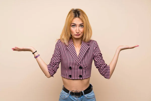 Jeune Femme Blonde Avec Veste Rose Sur Mur Isolé Ayant — Photo