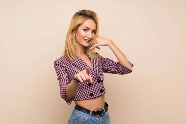 Giovane Donna Bionda Con Giacca Rosa Sopra Parete Isolata Facendo — Foto Stock