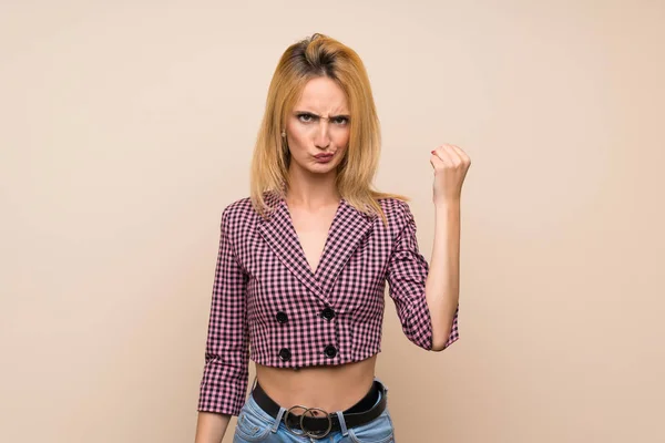 Jeune Femme Blonde Avec Veste Rose Sur Mur Isolé Avec — Photo