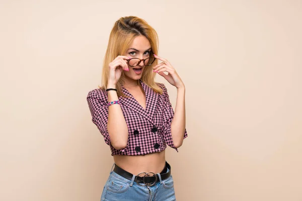 Young Blonde Woman Pink Jacket Isolated Wall Glasses Surprised — Stock Photo, Image