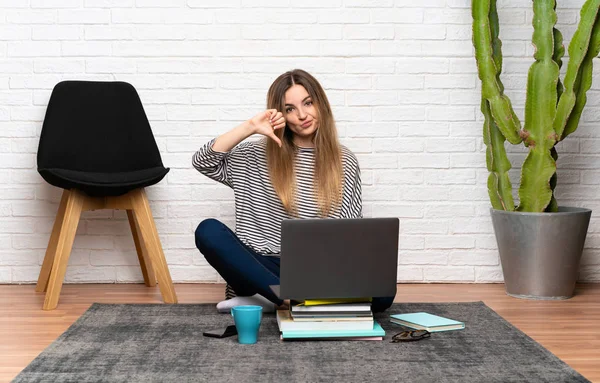 Giovane Donna Seduta Sul Pavimento Con Suo Computer Portatile Mostrando — Foto Stock