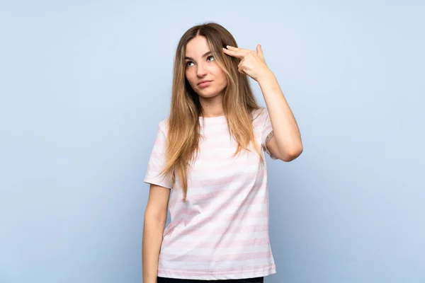 Jovem Mulher Sobre Fundo Azul Isolado Com Problemas Fazendo Gesto — Fotografia de Stock