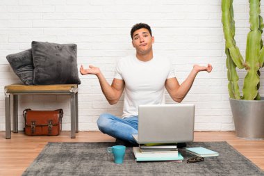 Yakışıklı adam onun laptop ile yerde oturan yüz ifadesi karıştırmayın ile şüpheleri olan