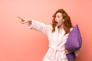 Yana parmak işaret sabahlık kızıl saçlı kadın