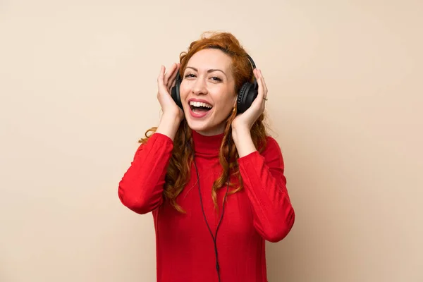 Mujer Pelirroja Con Suéter Cuello Alto Escuchando Música Con Auriculares —  Fotos de Stock