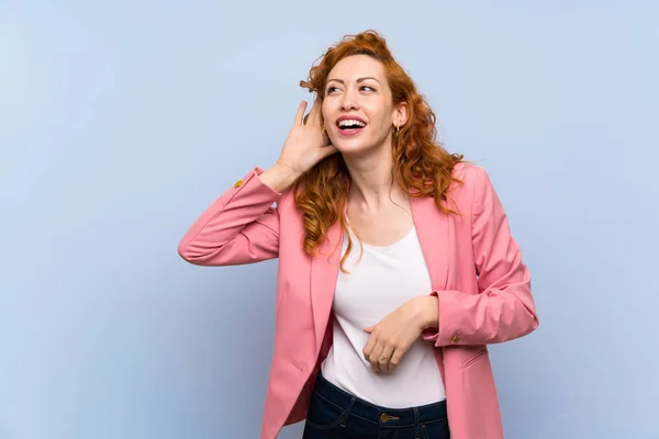 Žena Redhead Skafandru Nad Izolovanou Modrou Stěnou Naslouchající Něčemu Když — Stock fotografie