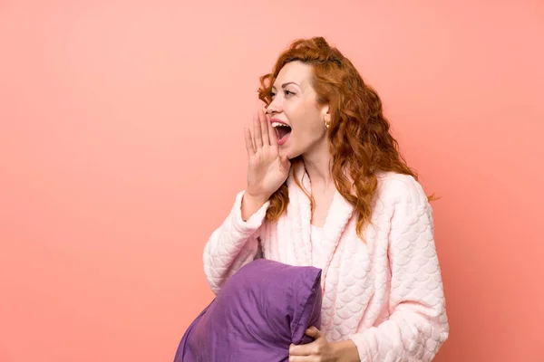 Redhead Woman Dressing Gown Shouting Mouth Wide Open — Stock Photo, Image