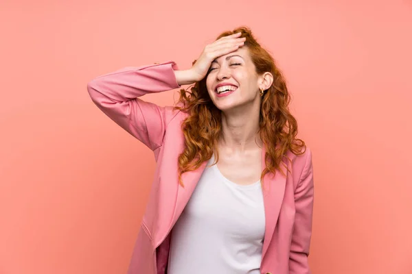 Redhead Žena Skafandru Nad Izolovanou Růžovou Stěnou Smíchem — Stock fotografie