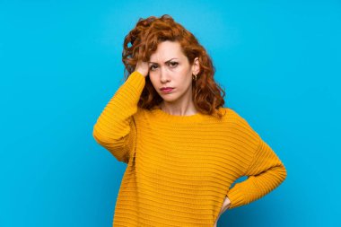 Hayal kırıklığı ve anlayış değil bir ifade ile sarı kazak ile Redhead kadın