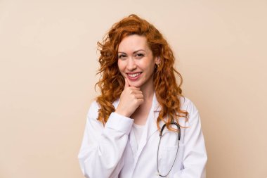 Redhead doktor kadın gülüyor