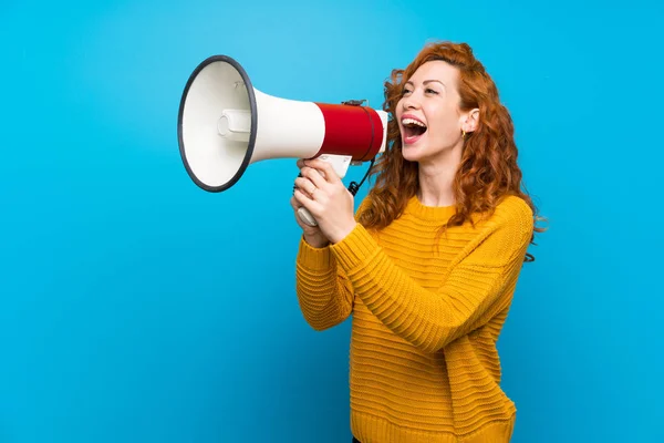 Roodharige Vrouw Met Gele Trui Schreeuwen Door Een Megafone — Stockfoto