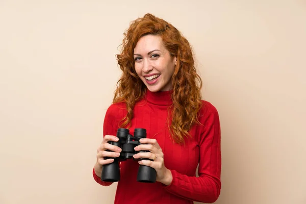 Rothaarige Frau Mit Rollkragenpullover Mit Schwarzem Fernglas — Stockfoto