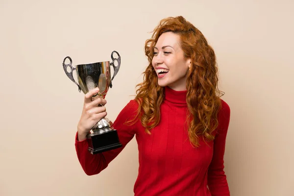 Donna Rossa Con Maglione Dolcevita Con Trofeo — Foto Stock