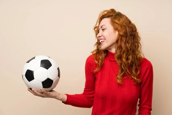 Roscata Femeie Pulover Gât Turtleneck Care Deține Minge Fotbal — Fotografie, imagine de stoc