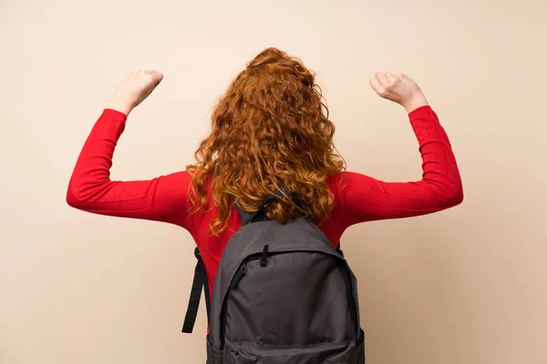 Mulher Ruiva Com Camisola Gola Alta Com Mochila — Fotografia de Stock