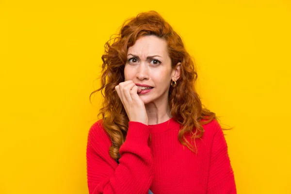 Femme Rousse Avec Salopettes Sur Mur Jaune Isolé Nerveux Effrayé — Photo