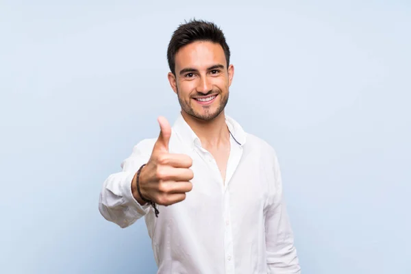 Guapo Joven Sobre Aislado Fondo Azul Con Los Pulgares Hacia —  Fotos de Stock