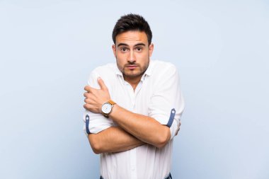 Izole mavi arka plan donma üzerinde Yakışıklı genç adam