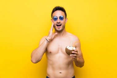 Sürpriz ve şok yüz ifadesi ile yazlık giysiler yakışıklı genç adam