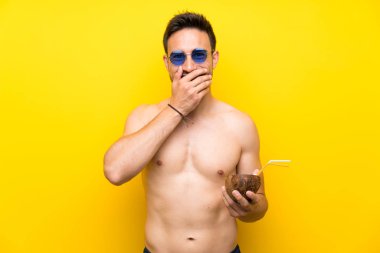 Sürpriz yüz ifadesi ile yaz giysileri yakışıklı genç adam