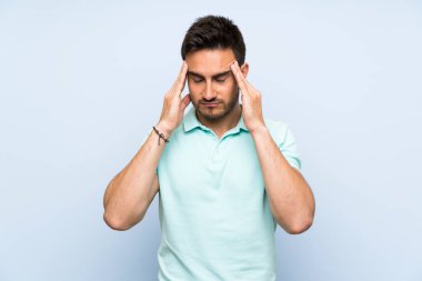 Baş ağrısı ile izole arka plan üzerinde Yakışıklı genç adam