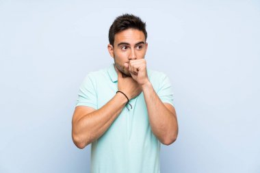 Izole arka plan üzerinde Yakışıklı genç adam öksürük ve kötü duygu ile acı