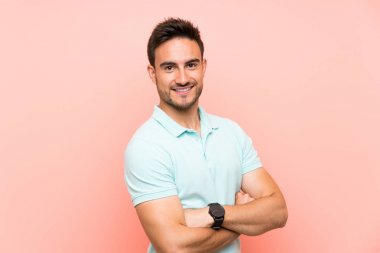 Kollar geçti ve ileriye bakan izole arka plan üzerinde Yakışıklı genç adam