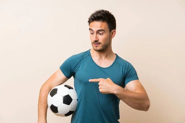 Pohledný Sportovní Muž Izolovaném Pozadí Fotbalovým Míčkem — Stock fotografie