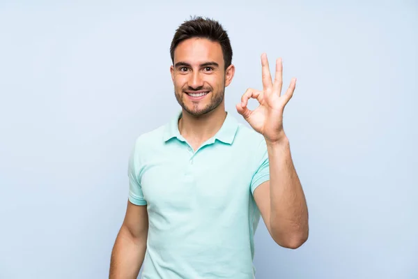 Pohledný Mladý Muž Přes Izolované Pozadí Prsty Oku — Stock fotografie