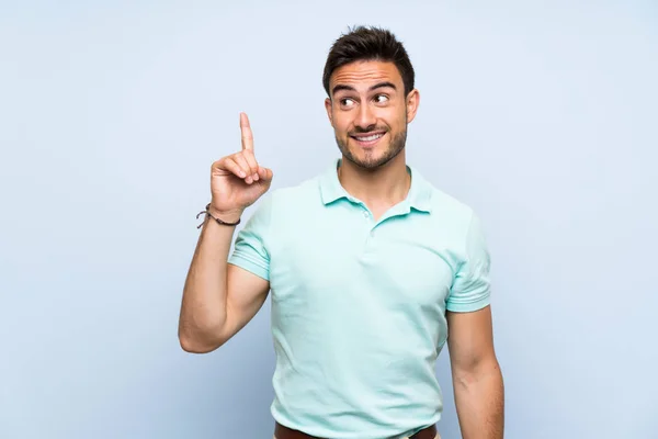 Guapo Joven Sobre Fondo Aislado Con Intención Darse Cuenta Solución — Foto de Stock