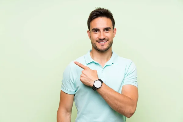 Joven Guapo Sobre Fondo Aislado Apuntando Hacia Lado Para Presentar —  Fotos de Stock