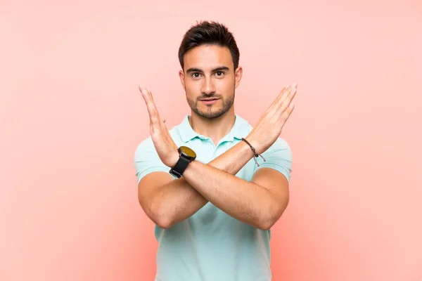 Guapo Joven Sobre Aislado Fondo Haciendo Ningún Gesto — Foto de Stock