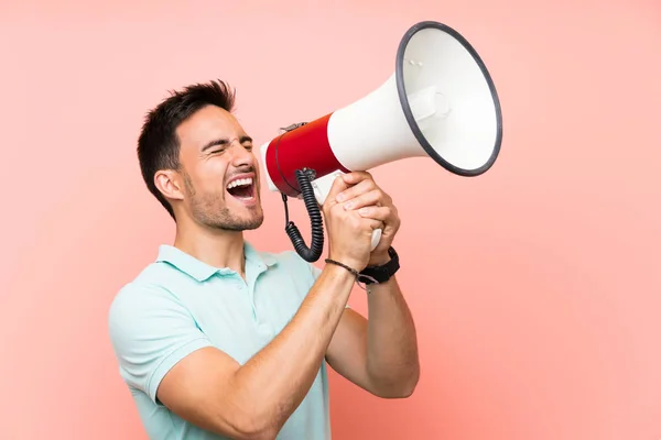 Knappe Jonge Man Geïsoleerde Achtergrond Schreeuwen Door Middel Van Een — Stockfoto