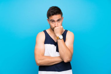 İzole arka plan üzerinde yakışıklı genç adam şüpheleri var