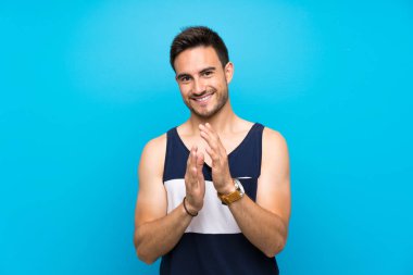 Bir konferansta sunum dan sonra alkışlayan izole arka plan üzerinde Yakışıklı genç adam