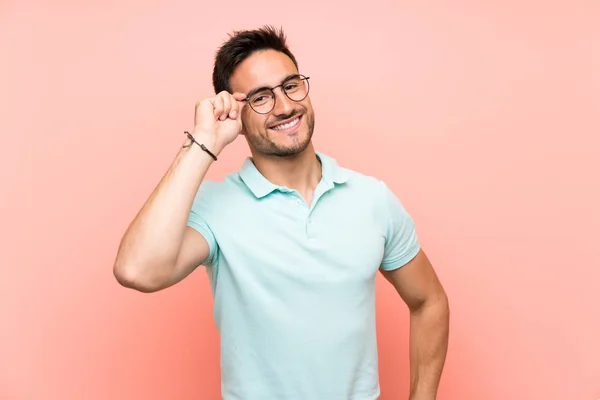 Beau Jeune Homme Sur Fond Isolé Avec Des Lunettes Heureux — Photo