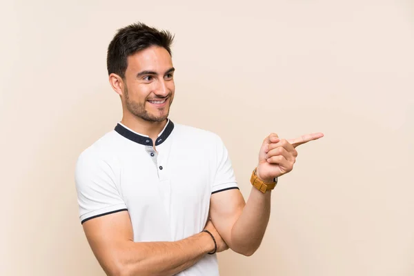 Joven Guapo Sobre Fondo Aislado Apuntando Con Dedo Hacia Lado — Foto de Stock