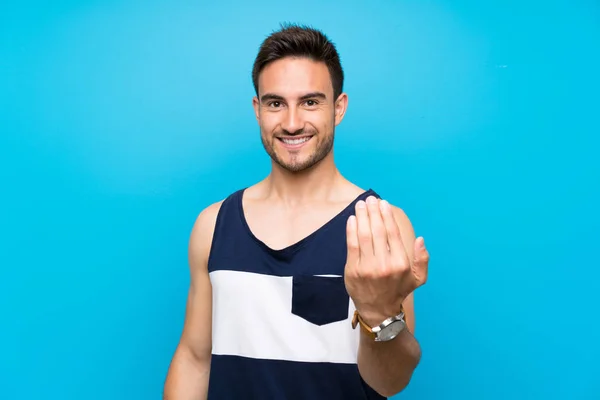 Joven Guapo Sobre Fondo Aislado Invitando Venir Con Mano Feliz — Foto de Stock