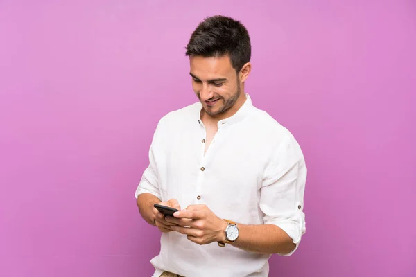 Schöner Junger Mann Mit Isoliertem Hintergrund Der Eine Nachricht Mit — Stockfoto