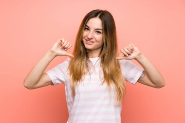 Soyutlanmış genç bir kadın. Gururlu ve kendini beğenmiş.