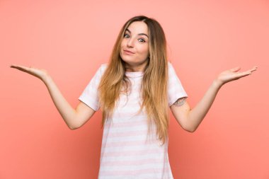 Karmaşık yüz ifadesiyle kuşkuları olan izole olmuş genç bir kadın.