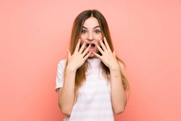 Mujer Joven Sobre Pared Rosa Aislada Con Expresión Facial Sorpresa —  Fotos de Stock