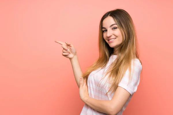 Jovem Mulher Sobre Isolado Rosa Parede Apontando Dedo Para Lado — Fotografia de Stock