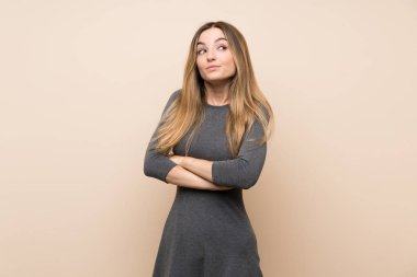 Tecrit edilmiş genç bir kadın omuzlarını kaldırırken şüpheyle hareket ediyor.