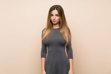 Üzgün ve depresif ifade ile izole arka plan üzerinde genç kadın